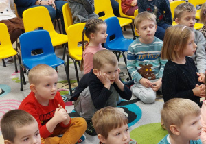 dzieci słuchają koncertu