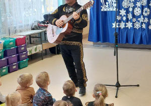 artysta gra na gitarze