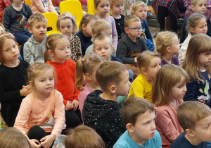 dzieci słuchają koncertu