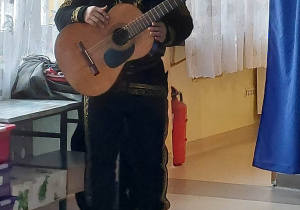 artysta gra na gitarze