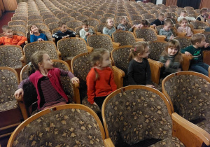 dziewczynki w teatrze