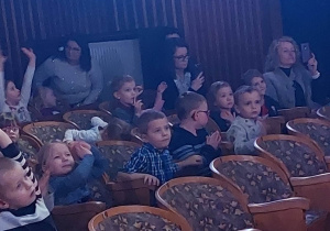 dzieci oglądają przedstawienie
