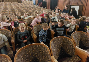 dzieci na widowni rozmawiają ze sobą
