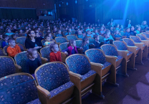 dzieci podczas przedstawienia teatralnego