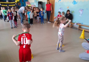 Dzieci przekładaja szarfę