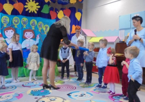 pani dyrektor pasuje dzieci na przedszkolaka