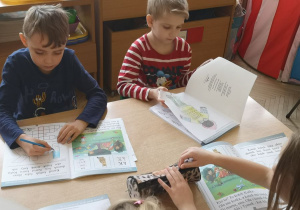 Dzieci wypełniają karty pracy