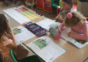 Dzieci wypełniają karty pracy