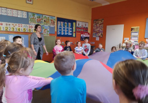 dzieci trzymają chustę animacyjną