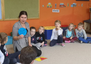 pani agnieszka trzyma w ręku niebieskie koła