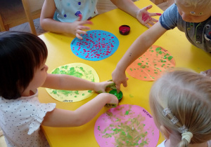 praca plastyczna na Dzień Kropki "Gąsiennica"