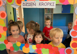 zdjęcie dzieci we wcześniej przez nie wykonanej "kropkowej" ramce