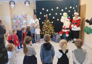 Spotkanie z Mikołajem w grupie maluszków