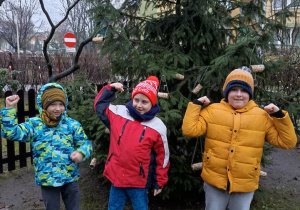 Dumni chłopcy z wykonanej pracy.