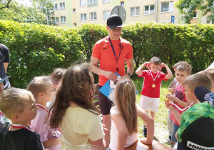 Trener dziekujący dzieciom za udział w rozgrywkach sportowych.
