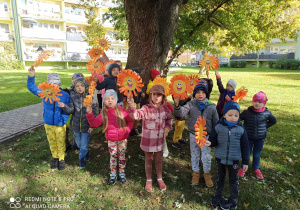 Zdjęcie grupy III z uśmiechniętymi kwiatkami.