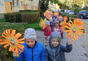 Pochód dzieci z grupy III uliczkami osiedlowymi.