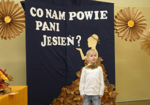 Chłopiec recytuje wiersz.