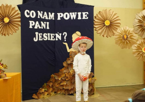 Chłopiec recytuje wiersz.