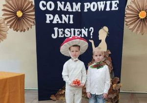 Chłopcy pozują na tle dekoracji przygotowanej na konkurs.