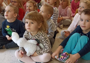 Dzieci oglądają koncert.