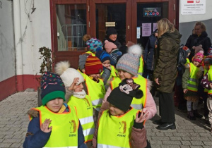 Starszaki przed teatrem.