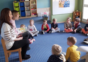 Panie bibliotekarki czytają dzieciom opowiadanie.