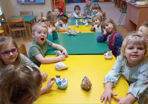 Dzieci pozują do zdjęcia z wykonaną pracą.