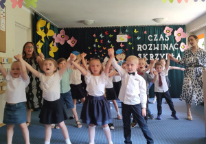 Pożegnalny taniec starszaków wraz z wychowawczyniami