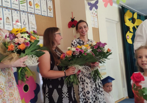 Wręczenie kwiatów kadrze pedagogicznej