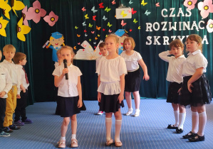 Dziewczynki recytują wiersze - podziękowania
