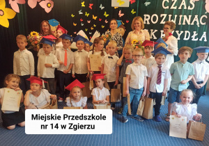 Zdjęcie grupowe starszaków w biretach