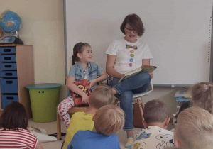 Mama i córa czytające książkę.