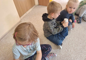 Dzieci ogladające gips.