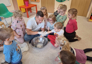 Dzieci i doktor zakłądający chłopcu gips.