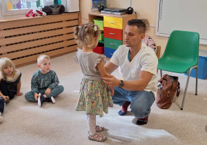 Dziewczynka i doktor prezentujący badanie.