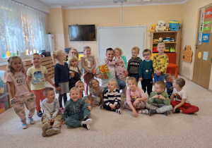 Zdjęcie grupowie dzieci z doktorem.