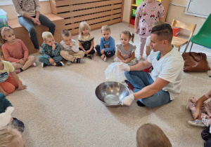 Doktor prezentujący nakąłdanie gipsu.