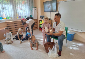 Doktor opowiadający o zawodzie lekarza-ortopedy.