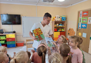 Dzieci wręczające doktorowi upominek.