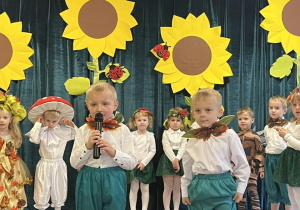 Chłopiec recytuje wiersz.