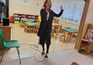 Śpiewaczka śpiewa piosenkę.