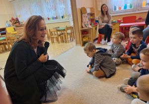 Śpiewaczka śpiewa piosenkę.