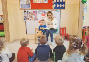 Mama czytająca baśń ze swoim dzieciem.