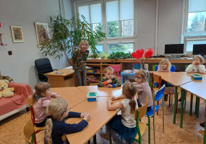 Pani bibliotekarka opowiada dzieciom o walentynkach.