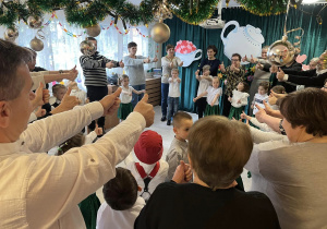 Wspólny taniec babć, dziadków i wnucząt.