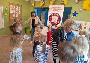 Dzieci razem z Panią Iloną i Panią Anią bawią się podczas zabawy ruchowej