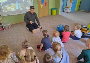 Dzieci oglądają latarki.