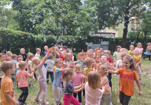 Dzieci wykonują ćwiczenia instruktorki.