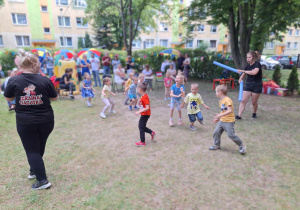 Dzieci w czasie zabawy muzyczno-ruchowej.